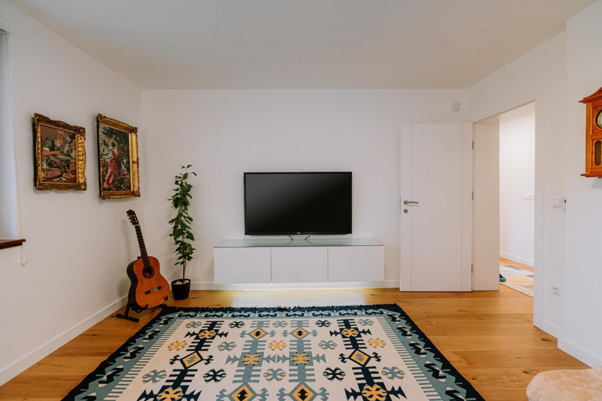 Jutro With Free Private Parking-garage